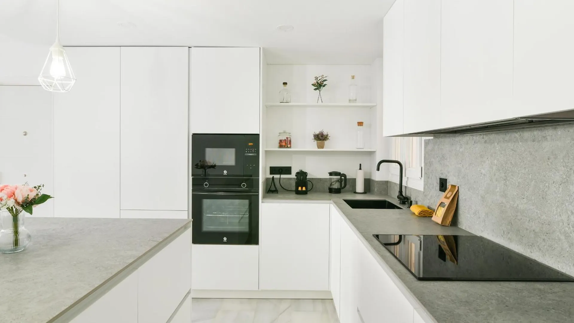 Magnificent- 2Bd 2Bth- City Center Malaga Apartment