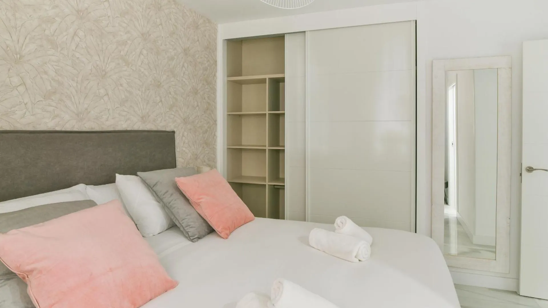 Magnificent- 2Bd 2Bth- City Center Malaga Spain